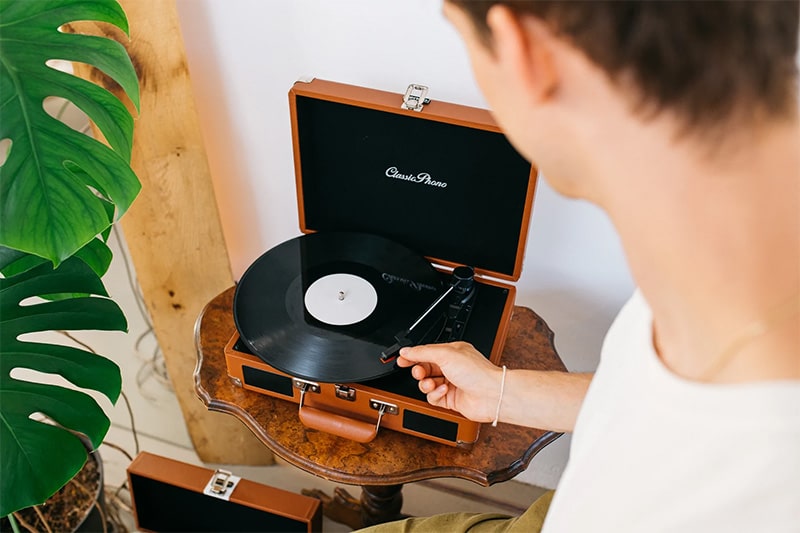 Проигрыватель винила Lenco TT-10 со встроенной акустикой