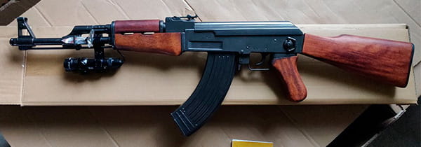 Макет автомата АК-47 с лазерным целеуказателем вид слева Макет автомата АК-47 с лазерным целеуказателем вид слева