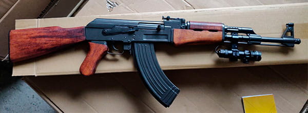 Макет автомата АК-47 с лазерным целеуказателем вид справа Макет автомата АК-47 с лазерным целеуказателем вид справа