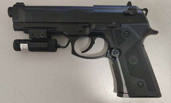 Макет пистолета Beretta Elite II с лазерным целеуказателем вид слева Макет пистолета Beretta Elite II с лазерным целеуказателем вид слева