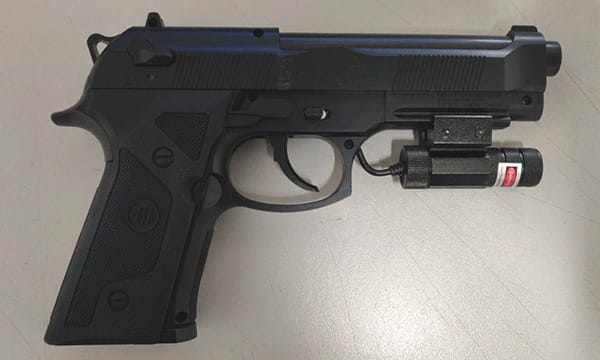 Макет пистолета Beretta Elite II с лазерным целеуказателем вид справа Макет пистолета Beretta Elite II с лазерным целеуказателем вид справа